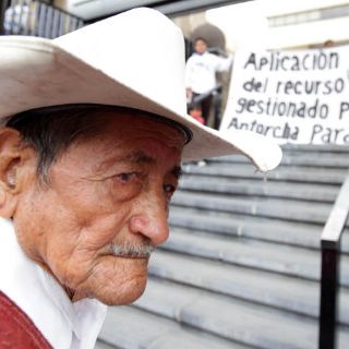 Plantón de antorchistas en Palacio Federal