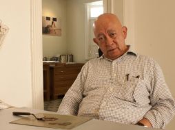 Gilberto Aceves Navarro, ayer en el taller de grabado de Humberto Baca, en Guadalajara. E. COPPEL  /