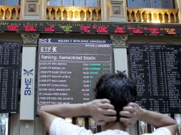 La bolsa española cerró ayer con una caída superior a los cinco puntos porcentuales, arrastrada por los temores sobre la rebaja. EFE  /
