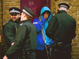 Las autoridades británicas aumentaron la presencia de uniformados en las calles para inhibir a los revoltosos. AP  /