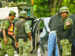 Militares revisan un vehículo en un retén instalado en Tixtla de Guerrero. NTX  /