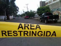 Agentes de la Procuraduría estatal y policías municipales acudieron a la Calle 66 para asegurar el cuerpo de una persona. O. RUVALCABA  /
