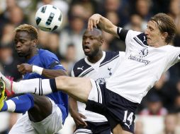 El único partido pospuesto es el de Tottenham- Everton pues está en una zona que todavía no se recupera. AP  /