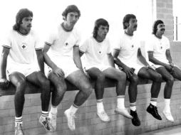 Fotografía de mayo de 1974 de la defensiva del  Cruz Azul donde se observa a Nacho Flores (i). EFE  /