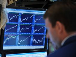 Un corredor en la Bolsa de Valores de Nueva York. Acciones en los mercados mundiales se recuperaron tras fuertes caídas. AFP  /