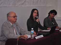 La ponente, en el centro, durante el segundo día de actividades. INAH  /