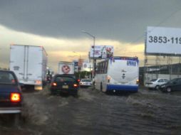 La circulación se detuvo en Avenida López Mateos por los encharcamientos en la arteria. @ElTampico  /