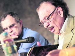 En primer plano el reconocido poeta Juan Bañuelos, junto a Jorge Souza. E. BARRERA  /