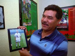 Ignacio Flores muestra una foto de él en su partido de homenaje con el Cruz Azul. EL UNIVERSAL  /