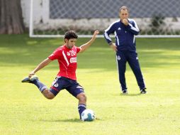 Édgar Mejía practica los disparos a portería ante la supervisión del técnico José Luis Real. E. PACHECO  /