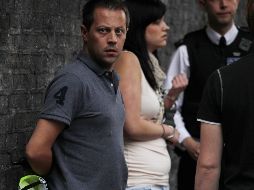 Una pareja esposada después de haber sido detenidos por la policía metropolitana en Camden. EFE  /