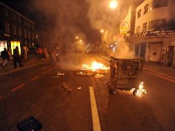 Los manifestantes quemaron autos oficiales y atacaron edificios en el condado de Qianxi. ARCHIVO  /