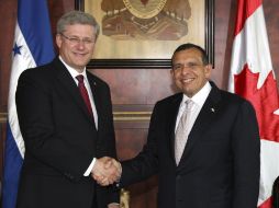 El presidente Porfirio Lobo saluda al primer ministro de Canadá. REUTERS  /