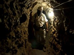 Un elemento del Ejército recorre el narcotúnel. NTX  /