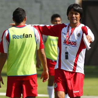 Claudio Suárez felicita a Ramón Morales