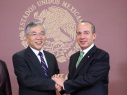 El presidente de American Honda Motor Company, Tetsuo Iwamura (i), saluda al presidente de México, Felipe Calderón (d). EFE  /