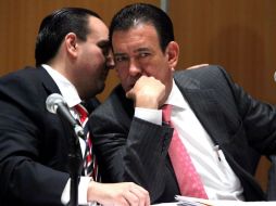 Humberto Moreira Valdés, presidente nacional del PRI, escucha a Tomás Borge, mandatario de Quintana Roo. EL UNIVERSAL  /