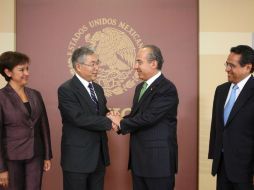 Autoridades locales junto con el Presidente Felipe Calderón y Tetsuo Iwamura, presidente de American Honda Motor Company. NTX  /