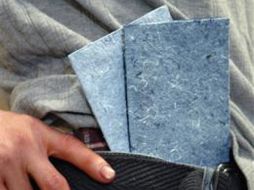 Las tarjetas se hacen con la pulpa que se extrae de la mezclilla y otros materiales. AP  /