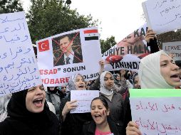 Manifestantes sirios gritan consignas contra el presidente Bashar Al Assad. EFE  /