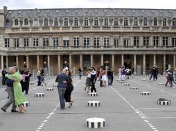 Varias parejas bailan un tango de manera clandestina en el patio central del Palacio Real en París. EFE  /