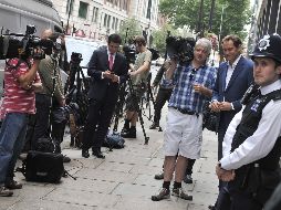 Periodistas y medios de comunicación esperan a las puertas de los juzgados de Westminster. EFE  /