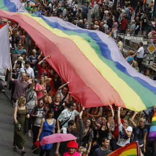 Miles de personas participan en primera ''Gay Pride'' en Praga