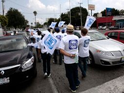 Grupos de simpatizantes panistas se instalaron este sábado en distintos puntos de la ciudad para entregar volantes. A. HINOJOSA  /
