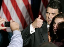Rick Perry posa para fotografías con los aficionados después de anunciar su candidatura a la presidencia. REUTERS  /