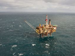 La plataforma sigue presentando problemas; se espera que el petróleo sea diluído por el mar. EFE  /
