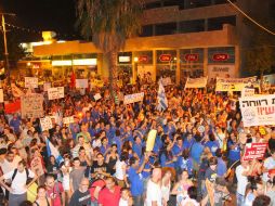 En todas las manifestaciones hubo actuaciones musicales y pancartas. EFE  /