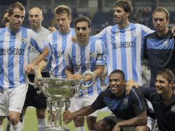 Los jugadores del Málaga CF, posan con el trofeo merecido en el torneo. EFE  /