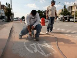 El equipo de la unidad anti-grafiti del municipio borró el balizamiento en la ciclovía que se había colocado el miércoles. A. HINOJOSA  /