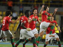 El equipo de Portugal celebra el pase a las semifinales al vencer a Argentina en penales. AFP  /