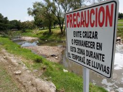 El arroyo que cruza el Parque Solidaridad transporta aguas espumosas, lo que es reflejo de la contaminación. S. NÚÑEZ.  /
