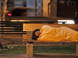 Bancas, aceras o cualquier rincón, son sinónimo de cama para las personas sin techo. S. NÚÑEZ  /