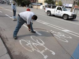 Trabajadores del Ayuntamiento tapatío aplican pintura antigrafiti para eliminar el trazado hecho por Vialidad. A. HINOJOSA  /