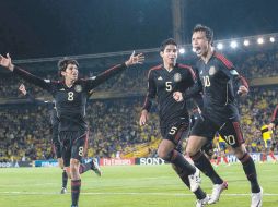 Érick ''Cubo'' Torres (der.), quien abrió el camino del triunfo tricolor por la vía penal, celebra su anotación. MEXSPORT  /