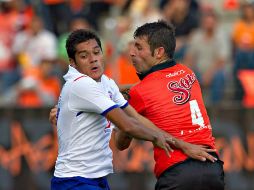 ''Chuletita'' Orozco (izq.), de Cruz Azul, es frenado por un defensa del equipo chiapaneco. MEXSPORT  /