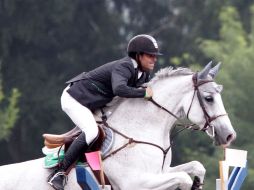 El jinete Nicolás Pizarro, del Estado Mayor Presidencial, está al acecho del líder Alberto Michán, del Club Hípico La Silla. M. FREYRÍA  /