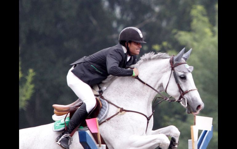 El jinete Nicolás Pizarro, del Estado Mayor Presidencial, está al acecho del líder Alberto Michán, del Club Hípico La Silla. M. FREYRÍA  /