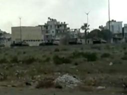La imagen muestra una fila de vehículos militares en las afueras de Latakia, Siria. EFE  /