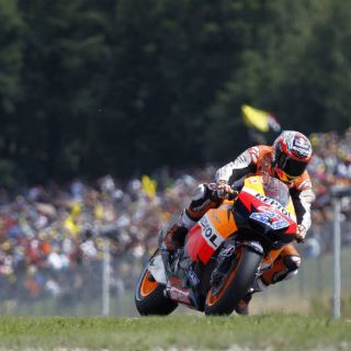 Stoner suma su sexta victoria