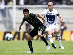 Oribe Peralta de Santos (I) y Darío Verón de Pumas, disputan el balón en partido de la Quinta Jornada del Torneo Apertura. MEXSPORT  /