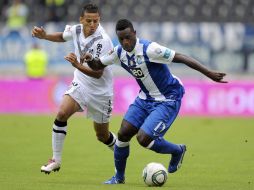 Faouzi (I) del Vitoria Guimaraes se disputa el control del balón con Varela del FC Oporto (D) durante el partido. EFE  /
