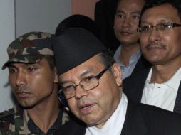 Jhalnath Khanal habla con los medios después de renunciar en el palacio presidencial. EFE  /