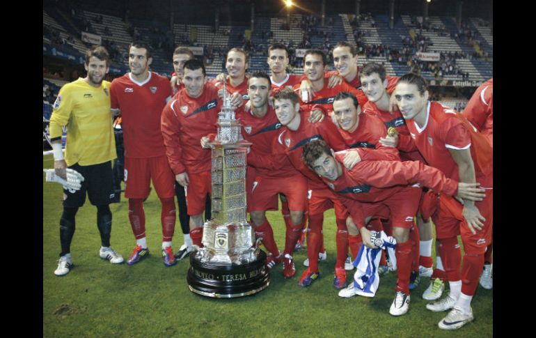 Los jugadores del Sevilla FC posan con el Trofeo tras vences al Deportivo en el estadio de Riazor en La Coruña. EFE  /