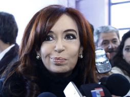 Cristina Fernández habla con la prensa después de emitir su voto. REUTERS  /