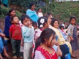 Los policías municipales trataron de impedir la liberación de Lunes Patishán, pero fueron repelidos. NTX  /