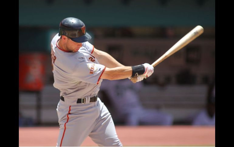 Brandon Belt, de los Gigantes de San Francisco, golpea un 'home run' en el estadio Sun Life. AFP  /